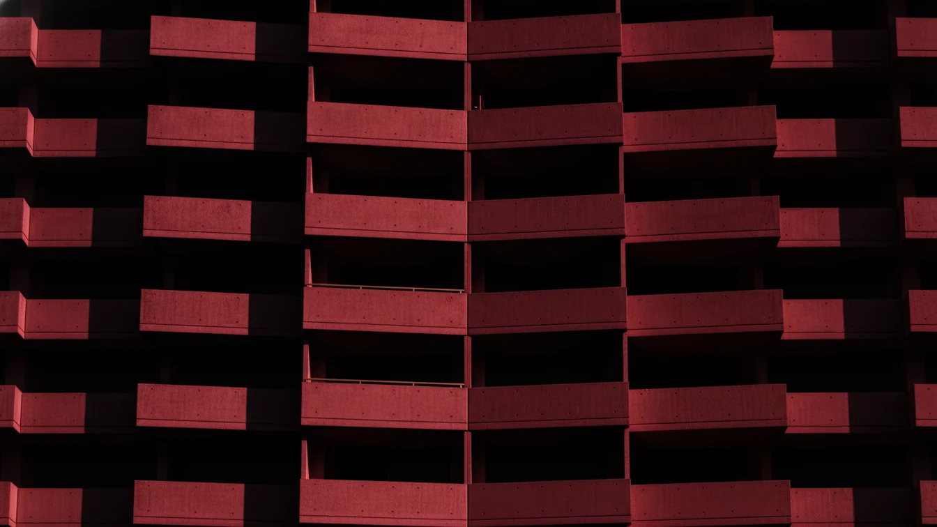 Rythme de balcons sur une façade résidentielle
